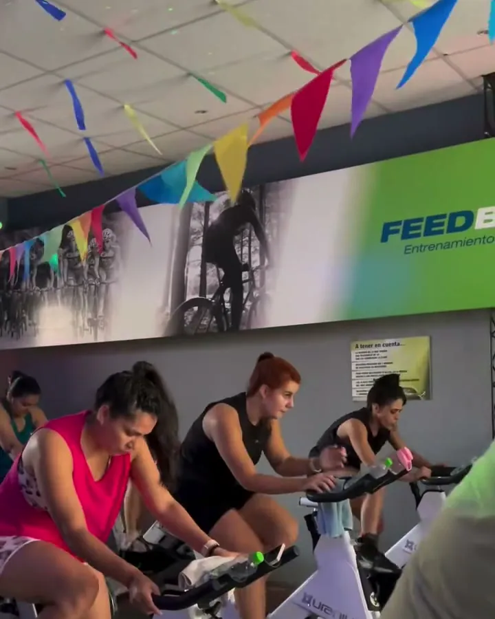 Clase abierta de indoor cycle con la sala llena