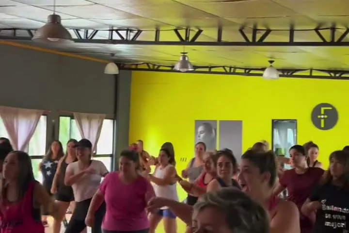 Clase grupal a sala llena en Feedback Ituzaingó
