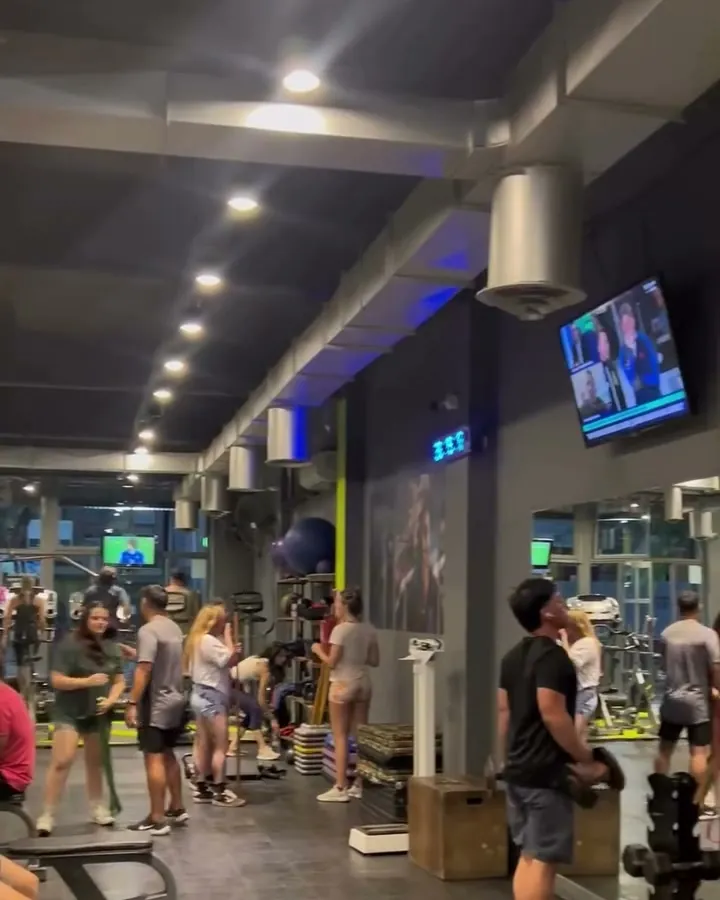 Sala de Feedback en horario de tarde, con socios entrenando