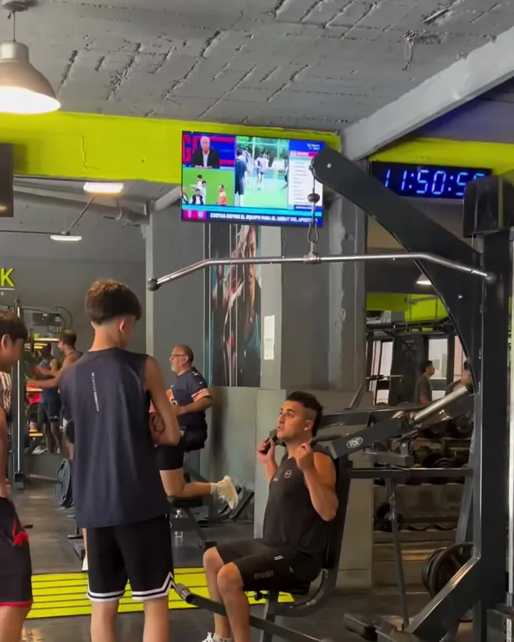 Socios entrenando en la sala de musculación de Feedback Ituzaingó